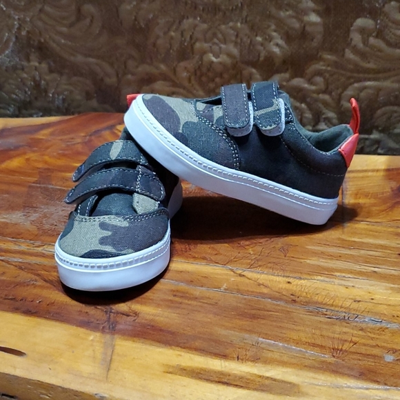 crazy 8 tennis shoes